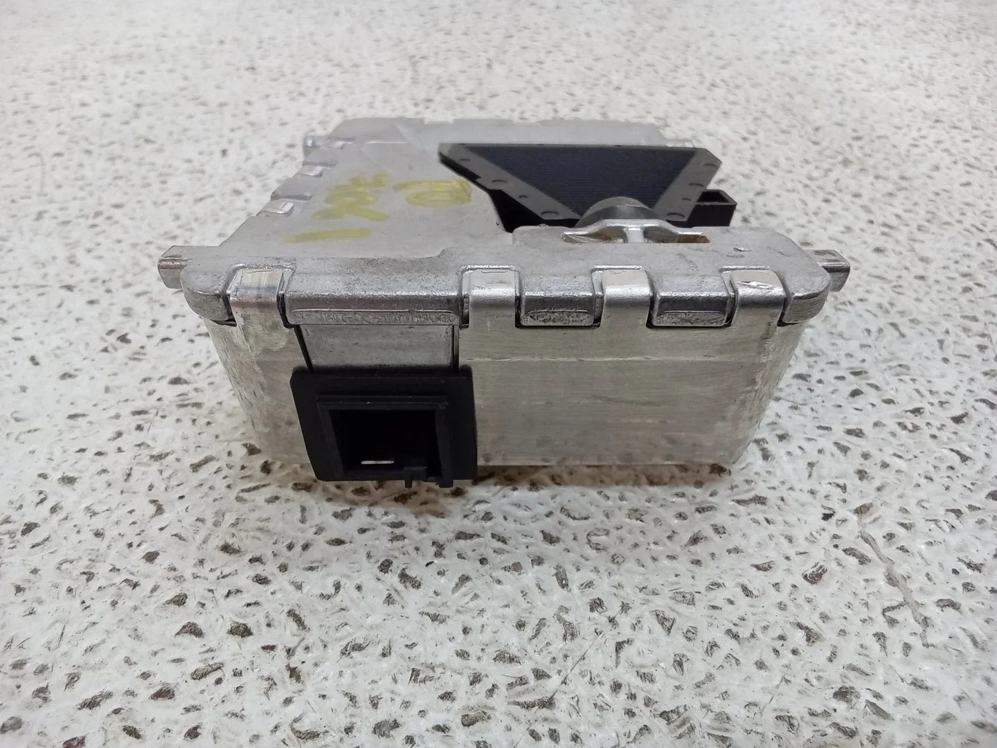 Pre-Owned 14 Mercedes-Benz E-Class Front Windshield Lane Departure Camera A0009009504 OEM (Good)