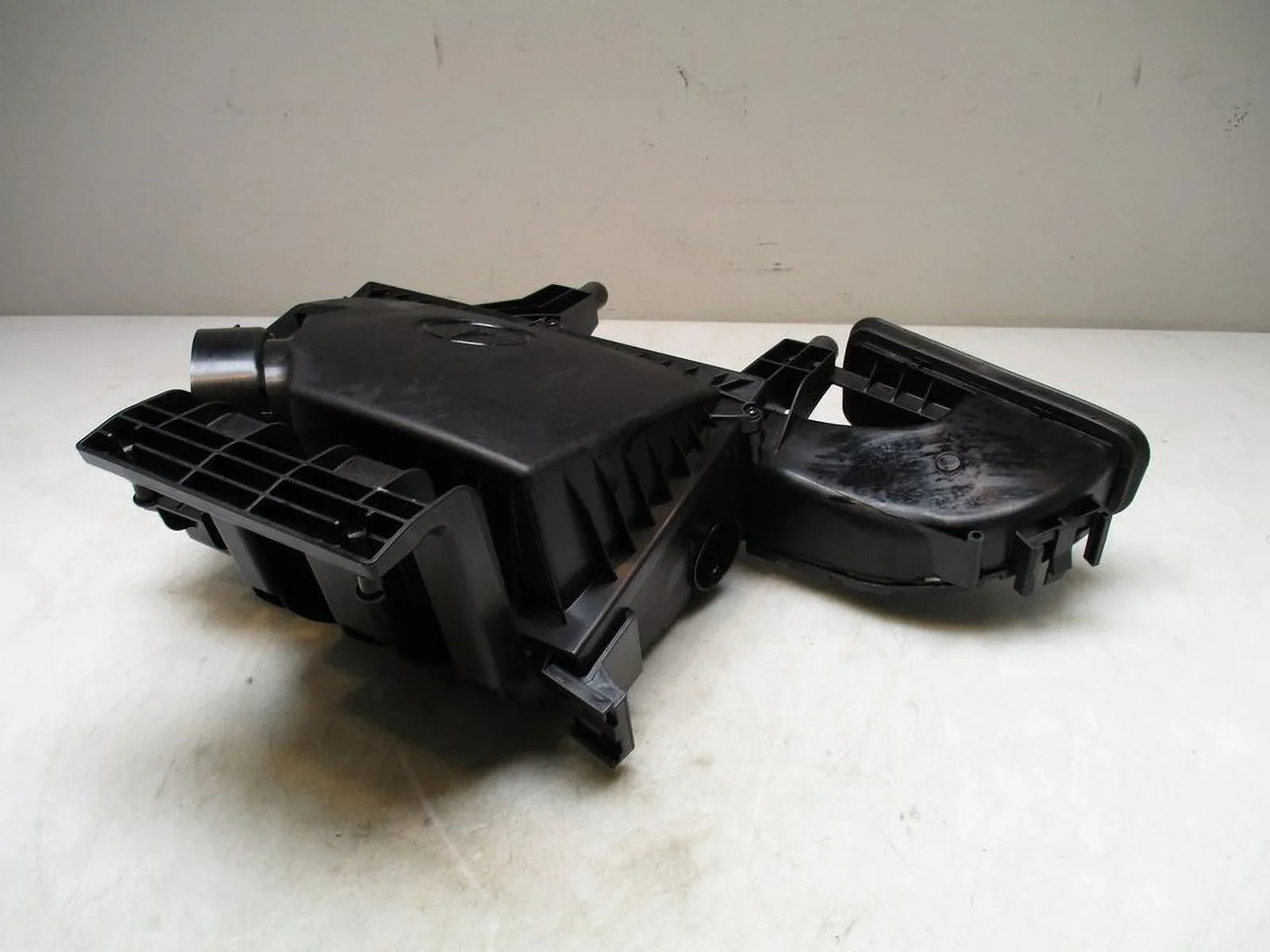 Pre-Owned 2023 Mercedes Sprinter Air Intake Box Cleaner OEM (Good)
