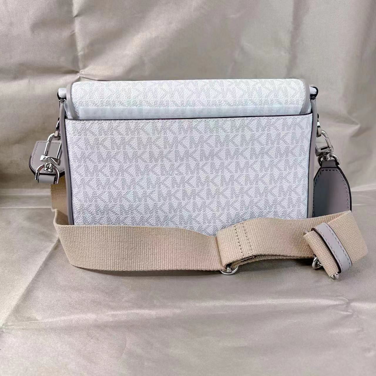 MICHAEL KORS 30S1S2BM2B BRADSHAW MEDIUM LOGO MESSENGER BAG OPT/PGREY